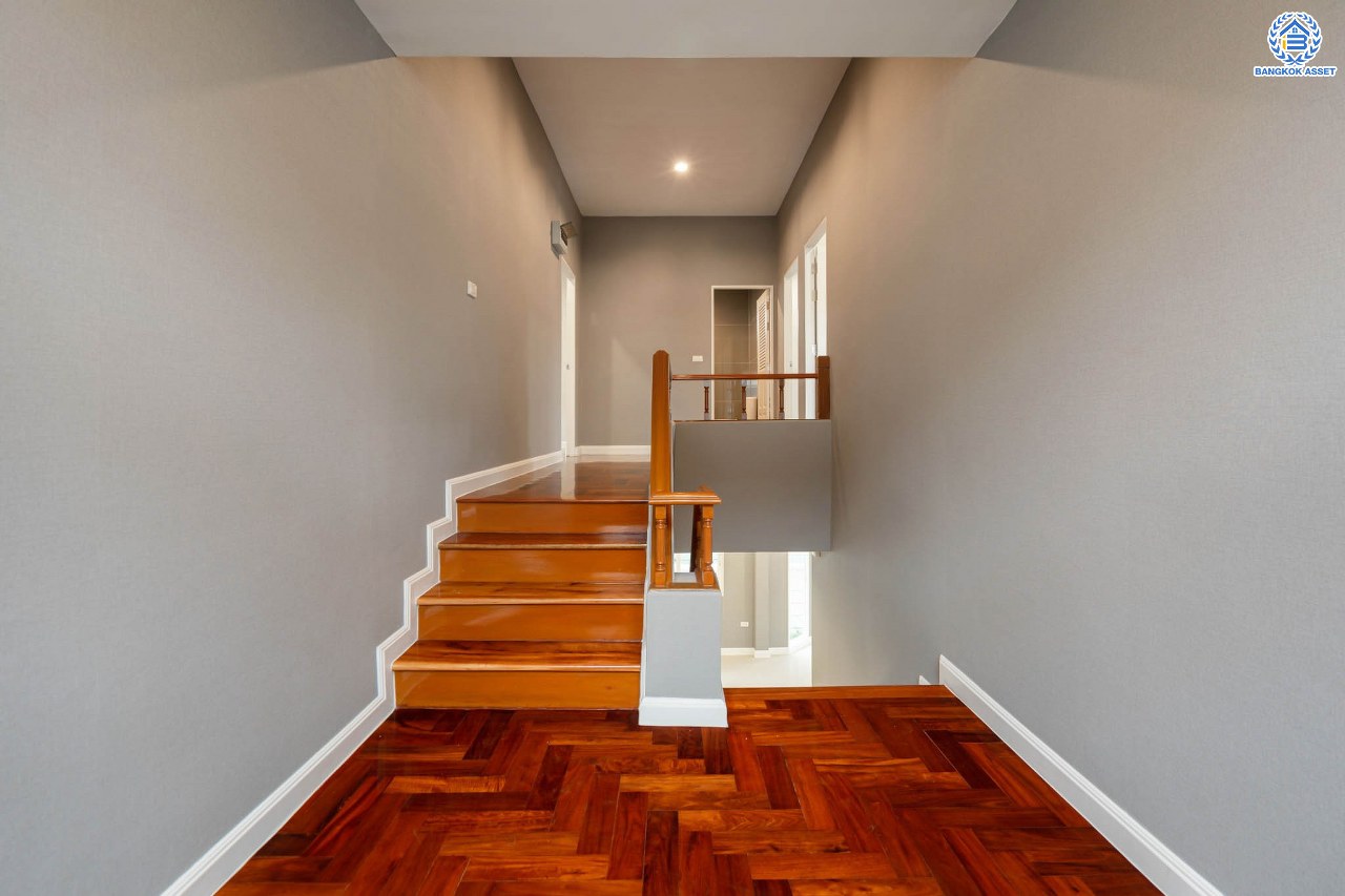 บ้านมือสองตกแต่งใหม่ โครงการ ธนานนท์ ราชพฤกษ์ เนื้อที่ 60 ตร.ว. ฟังก์ชัน 3 ห้องนอน 3 ห้องน้ำ จอดรถได้ 2 คัน พร้อมห้องอเนกประสงค์ 1 ห้อง สามารถปรับเปลี่ยนเป็นห้องทำงาน หรือห้องนอนได้ตามความต้องการ Facilities ตอบโจทย์ทุกกิจกรรม! บนทำเลติดถนนราชพฤกษ์ ใกล้วงเวียนพระราม5 เซ็นทรัลเวสต์เกต และรถไฟฟ้า "สถานีบางรักน้อยท่าอิฐ"